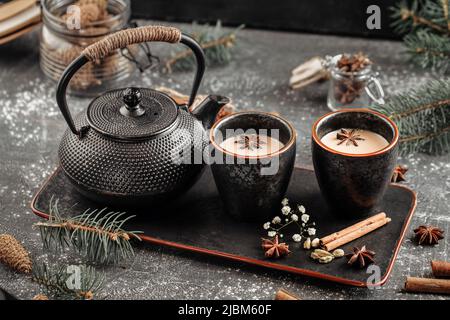 Stillleben von asiatischem Tee Set mit Milch und Gewürzen Stockfoto