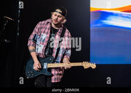 Mountain View, USA. 05.. Juni 2022. Michael Clifford- 5 Sekunden des Sommers tritt während des Wazzmatazz von Wild 9y am 05. Juni 2022 im Shoreline Amphitheater in Mountain View, Kalifornien, auf. Foto: CHRIS TUITE/imageSPACE/Sipa USA Kredit: SIPA USA/Alamy Live News Stockfoto