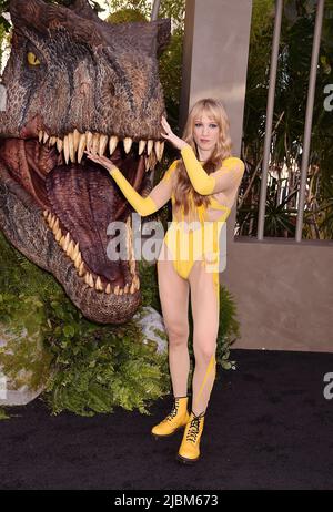 Hollywood, Ca. 06.. Juni 2022. Emily Carmichael nimmt am 06. Juni 2022 an der Los Angeles-Premiere von Universal Picturs' 'Jurassic World Dominion' im TCL Chinese Theatre in Hollywood, Kalifornien, Teil. Kredit: Jeffrey Mayer/Jtm Fotos/Media Punch/Alamy Live News Stockfoto