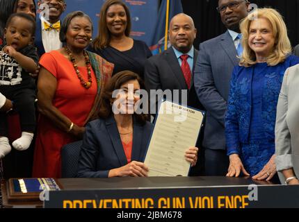 Bronx, USA. 06.. Juni 2022. New York Govnernor Kathy Hochul war am 6. Juni 2022 in der Bronx, NY, um ein neues Waffengesetzgebungspaket zu unterzeichnen, um die Waffengesetze des Staates sofort zu stärken und kritische Schlupflöcher zu schließen. (Foto von Steve Sanchez/Sipa USA) Quelle: SIPA USA/Alamy Live News Stockfoto