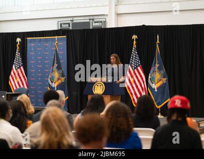 Bronx, USA. 06.. Juni 2022. New York Attorney General Letitia James schließt sich New York Govnernor Kathy Hochul an, als sie am 6. Juni 2022 in der Bronx, NY, war, um ein neues Waffengesetzgebungspaket zu unterzeichnen, um die Waffengesetze des Staates sofort zu stärken und kritische Schlupflöcher zu schließen. (Foto von Steve Sanchez/Sipa USA) Quelle: SIPA USA/Alamy Live News Stockfoto