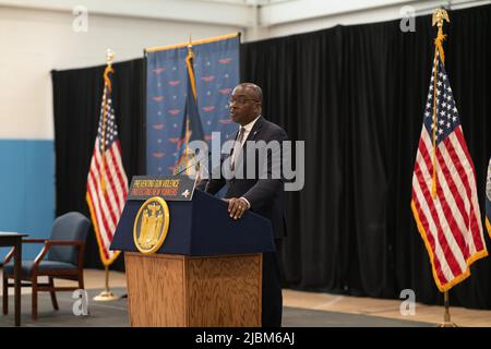 Bronx, USA. 06.. Juni 2022. Der Bürgermeister von Buffalo, Byron Brown, schließt sich dem New Yorker Govnernor Kathy Hochul an, als sie sich am 6. Juni 2022 in der Bronx, NY, aufhielt, um ein neues Waffengesetzpaket zu unterzeichnen, um die Waffengesetze des Staates sofort zu stärken und kritische Schlupflöcher zu schließen. (Foto von Steve Sanchez/Sipa USA) Quelle: SIPA USA/Alamy Live News Stockfoto