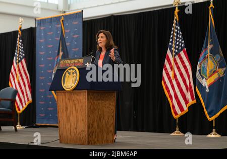 Bronx, USA. 06.. Juni 2022. New York Govnernor Kathy Hochul war am 6. Juni 2022 in der Bronx, NY, um ein neues Waffengesetzgebungspaket zu unterzeichnen, um die Waffengesetze des Staates sofort zu stärken und kritische Schlupflöcher zu schließen. (Foto von Steve Sanchez/Sipa USA) Quelle: SIPA USA/Alamy Live News Stockfoto