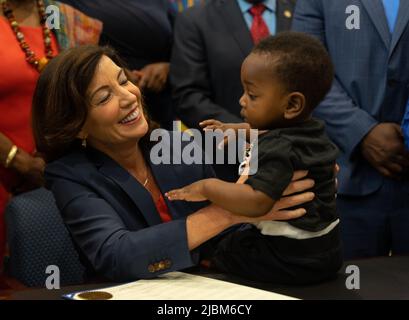 Bronx, USA. 06.. Juni 2022. New York Govnernor Kathy Hochul war am 6. Juni 2022 in der Bronx, NY, um ein neues Waffengesetzgebungspaket zu unterzeichnen, um die Waffengesetze des Staates sofort zu stärken und kritische Schlupflöcher zu schließen. (Foto von Steve Sanchez/Sipa USA) Quelle: SIPA USA/Alamy Live News Stockfoto