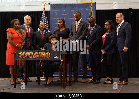 Bronx, USA. 06.. Juni 2022. New York Govnernor Kathy Hochul war am 6. Juni 2022 in der Bronx, NY, um ein neues Waffengesetzgebungspaket zu unterzeichnen, um die Waffengesetze des Staates sofort zu stärken und kritische Schlupflöcher zu schließen. (Foto von Steve Sanchez/Sipa USA) Quelle: SIPA USA/Alamy Live News Stockfoto