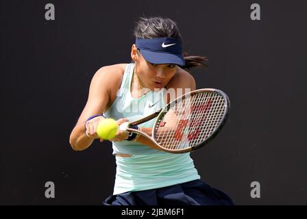 Emma Raducanu im Einsatz gegen Viktorija Golubic am vierten Tag der Rothesay Open 2022 im Nottingham Tennis Center, Nottingham. Bilddatum: Dienstag, 7. Juni 2022. Stockfoto