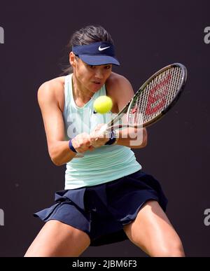 Emma Raducanu im Einsatz gegen Viktorija Golubic am vierten Tag der Rothesay Open 2022 im Nottingham Tennis Center, Nottingham. Bilddatum: Dienstag, 7. Juni 2022. Stockfoto