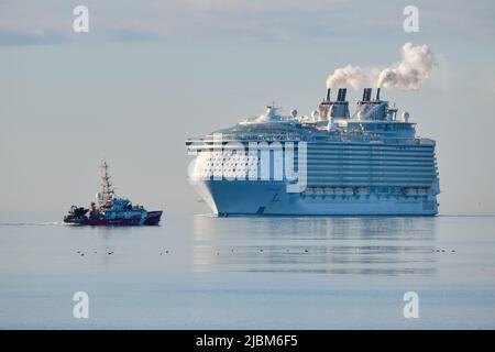 Halifax, Nova Scotia, 7.. Juni 2022. Die Oasis of the Seas aus der Royal Caribbean, dem viertgrößten Kreuzschiff der Welt, segelt unter den wachsamen Augen der kanadischen Küstenwache nach Halifax. Dies ist das größte Kreuzschiff, das jemals den Hafen von Halifax besucht hat und markiert weiterhin eine Rückkehr zu einer Normalität für die lokale Tourismusindustrie. Bei einer maximalen Belegung von 6.771 Personen, einschließlich Besatzungsmitgliedern, sind heute rund 5.000 Personen an Bord. Kredit: Meanderingemu/Alamy Live Nachrichten Stockfoto