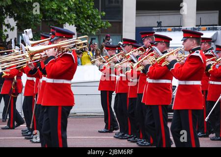 London, Großbritannien, 5.. Juni 2022, Platinum Jubilee Pageant Along the Mall. Vom Westminister zum Buckingham Palace. Für Queen and Country, Teil 1 der Pageant., Andrew Lalchan Photography/Alamy Live News Stockfoto