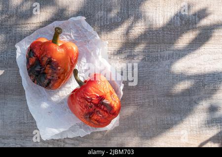 Geröstete rote Paprika auf dem Grill Stockfoto