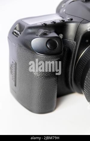 Professionelle dslr-Kameraausrüstung mit 70-300-mm-Telezoom-Objektiv mit Weitwinkelobjektiv in Makroansicht zeigt Details fotografische Ausrüstung Stockfoto