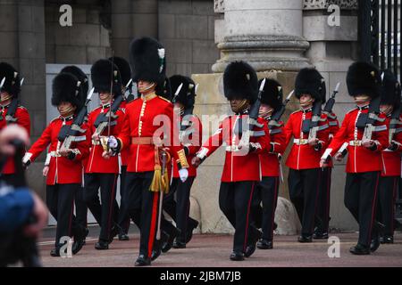 London, Großbritannien, 5.. Juni 2022, Platinum Jubilee Pageant Along the Mall. Vom Westminister zum Buckingham Palace. Für Queen and Country, Teil 1 der Pageant., Andrew Lalchan Photography/Alamy Live News Stockfoto