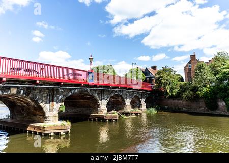 Newark-Brücke über den Fluss Trent mit Booten und der historischen Trent-Brücke, die 1775 erbaut wurde. Stockfoto