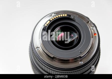 Rückseite eines objektivs für dslr-Kameras für professionelle Fotografie mit Details der Kamerahalterung in Makroansicht und schönen Objektivdetails für optische Aufnahmen Stockfoto