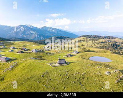 Die schöne Aussicht auf die europäischen alpen mit üppigen Grüns der Alpen mit menschlichen Siedlungen. Stockfoto