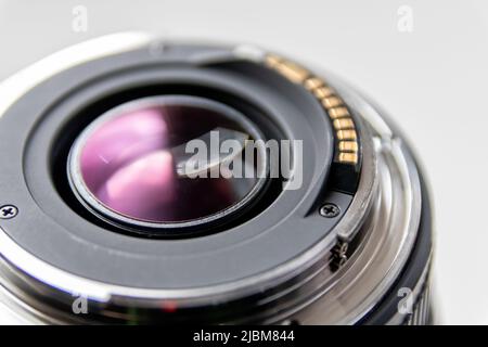 Rückseite eines objektivs für dslr-Kameras für professionelle Fotografie mit Details der Kamerahalterung in Makroansicht und schönen Objektivdetails für optische Aufnahmen Stockfoto