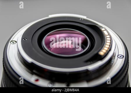 Rückseite eines objektivs für dslr-Kameras für professionelle Fotografie mit Details der Kamerahalterung in Makroansicht und schönen Objektivdetails für optische Aufnahmen Stockfoto