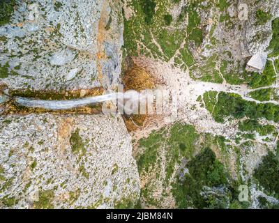 Top-down-Aufnahme des berühmten Rinka-Wasserfalls, dem zweithöchsten Wasserfall in Slowenien, mit Wanderwegen und Resort am unteren Rand Stockfoto