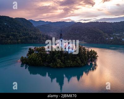 Drohne Foto See blutete alpen blauer Himmel slowenien jamnik. Stockfoto