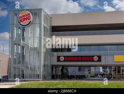 Borgo San Dalmazzo, Cuneo, Italien - 03. Juni 2022: Burger King Fast Food Restaurant, Burger King Corporation ist ein berühmtes internationales Fast Food Restaurant Stockfoto