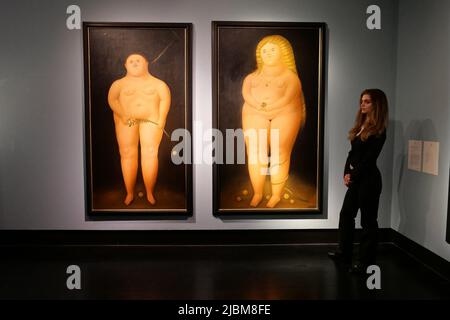 Die Kunst der Literratur Ausstellung mit Mode von Molly Goddard. Eine speziell kuratierte Ausstellung, die Meisterwerke aus drei Jahrtausenden literarischer und künstlerischer Kultur rund um den Globus zeigt, darunter Werke von William Shakespeare, Pablo Picasso, Marlene Dumas, James Joyce, John William Waterhouse, Lucian Freud und J.K.Rowling. Auch Werke von Hilary Mantel, Salman Rushdie und Bernadine Evaristo . Stockfoto