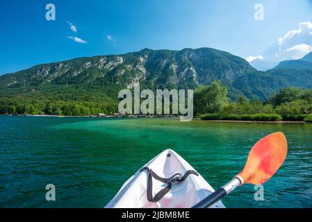 Der Panoramablick auf den größten nationalen, Sehenswürdigkeiten in Bohinj See Slowenien während der Kajakfahrt. Stockfoto