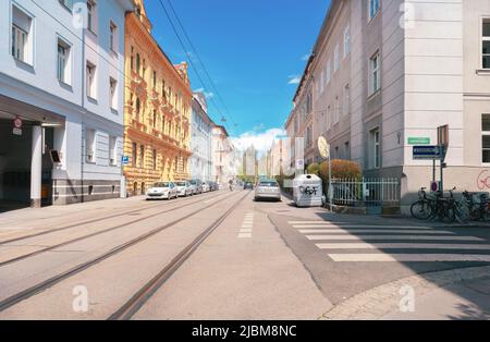 Graz, Österreich - 25. April 2022: Straßen und Gehwege in der Innenstadt von Graz an sonnigen Tagen im April. Straßen rund um das Stadtzentrum. Stockfoto