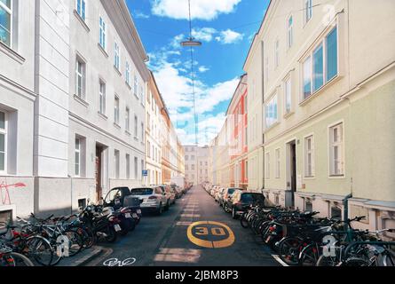 Graz, Österreich - 25. April 2022: Straßen und Gehwege in der Innenstadt von Graz an sonnigen Tagen im April. Straßen rund um das Stadtzentrum. Stockfoto