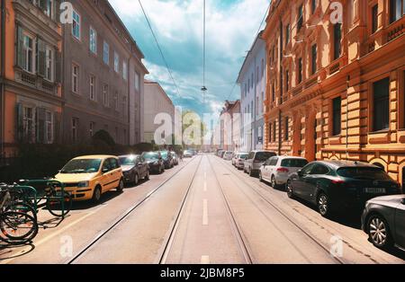 Graz, Österreich - 25. April 2022: Straßen und Gehwege in der Innenstadt von Graz an sonnigen Tagen im April. Straßen rund um das Stadtzentrum. Stockfoto