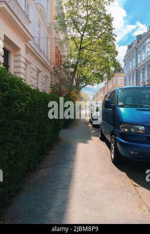 Graz, Österreich - 25. April 2022: Straßen und Gehwege in der Innenstadt von Graz an sonnigen Tagen im April. Straßen rund um das Stadtzentrum. Stockfoto