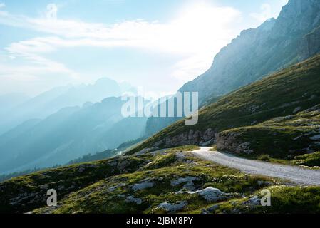 Perspektivische Aufnahme des Fantasy-Paradieses in der Nähe des Mangart-Passes mit einer faszinierenden Route zu den Graslandbergen in Slowenien Stockfoto