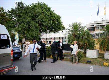 Islamabad, Pakistan. 07.. Juni 2022. Delegationsmitglieder stehen vor der deutschen Botschaft in Islamabad. Außenministerin Annalena Baerbock hat nach einem positiven Corona-Schnelltest kurz nach Beginn ihres Pakistanbesuchs alle weiteren Ernennungen abgesagt. Quelle: Bernd von Jutrczenka/dpa/Alamy Live News Stockfoto