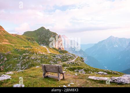 Panoramablick auf den mangart-Berg, mit Holzbank im Grasland rund um den triglav-Nationalpark, die julischen alpen, Slowenien Stockfoto