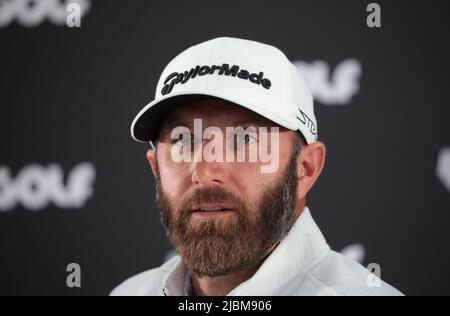 London, Großbritannien. 07.. Juni 2022. American Dustin Johnson beantwortet Fragen der Medien auf einer Pressekonferenz zur ersten LIV Golf-Veranstaltung im Centurion Club in Hertfordshire am Dienstag, den 07. Juni, 2022.die Veranstaltung ist umstritten, weil Golfer wie Dustin Johnson die PGA-Tour verlassen haben, um daran teilzunehmen, und weil sie mit saudiarabischem Geld finanziert wird. Foto von Hugo Philpott/UPI Credit: UPI/Alamy Live News Stockfoto