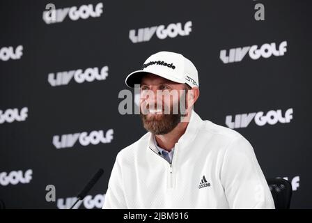 London, Großbritannien. 07.. Juni 2022. American Dustin Johnson beantwortet Fragen der Medien auf einer Pressekonferenz zur ersten LIV Golf-Veranstaltung im Centurion Club in Hertfordshire am Dienstag, den 07. Juni, 2022.die Veranstaltung ist umstritten, weil Golfer wie Dustin Johnson die PGA-Tour verlassen haben, um daran teilzunehmen, und weil sie mit saudiarabischem Geld finanziert wird. Foto von Hugo Philpott/UPI Credit: UPI/Alamy Live News Stockfoto