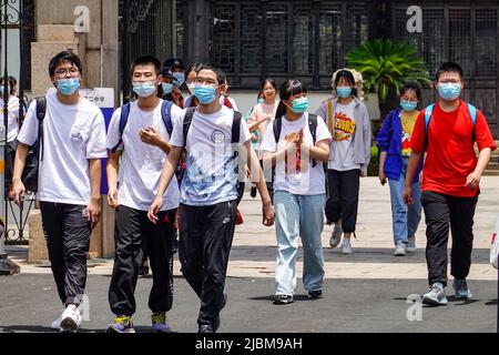 Changzhou, China. 07.. Juni 2022. Schüler mit Gesichtsmasken verlassen den Prüfungsraum nach dem ersten Thema der nationalen Hochschulzugangsprüfung. Abgesehen von einer Verschiebung in Shanghai aufgrund von COVID-19 wird die gaokao, auch bekannt als Chinas nationale Hochschulzugangsprüfung, am 7. Und 8. Juni landesweit unter sporadischen COVID-19-Infektionen an einigen Orten stattfinden. In diesem Jahr wird ein neuer Höchstwert von 11,93 Millionen Studenten im ganzen Land an der Prüfung teilnehmen und mindestens 48.000 Teilnehmer werden ihre Prüfungen in Peking ablegen. Kredit: SOPA Images Limited/Alamy Live Nachrichten Stockfoto