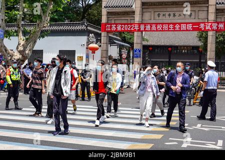 Changzhou, China. 07.. Juni 2022. Schüler mit Gesichtsmasken verlassen den Prüfungsraum nach dem ersten Thema der nationalen Hochschulzugangsprüfung. Abgesehen von einer Verschiebung in Shanghai aufgrund von COVID-19 wird die gaokao, auch bekannt als Chinas nationale Hochschulzugangsprüfung, am 7. Und 8. Juni landesweit unter sporadischen COVID-19-Infektionen an einigen Orten stattfinden. In diesem Jahr wird ein neuer Höchstwert von 11,93 Millionen Studenten im ganzen Land an der Prüfung teilnehmen und mindestens 48.000 Teilnehmer werden ihre Prüfungen in Peking ablegen. Kredit: SOPA Images Limited/Alamy Live Nachrichten Stockfoto