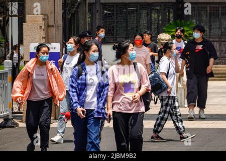Changzhou, China. 07.. Juni 2022. Schüler mit Gesichtsmasken verlassen den Prüfungsraum nach dem ersten Thema der nationalen Hochschulzugangsprüfung. Abgesehen von einer Verschiebung in Shanghai aufgrund von COVID-19 wird die gaokao, auch bekannt als Chinas nationale Hochschulzugangsprüfung, am 7. Und 8. Juni landesweit unter sporadischen COVID-19-Infektionen an einigen Orten stattfinden. In diesem Jahr wird ein neuer Höchstwert von 11,93 Millionen Studenten im ganzen Land an der Prüfung teilnehmen und mindestens 48.000 Teilnehmer werden ihre Prüfungen in Peking ablegen. Kredit: SOPA Images Limited/Alamy Live Nachrichten Stockfoto