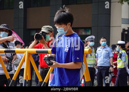 Changzhou, China. 07.. Juni 2022. Ein männlicher Student mit Gesichtsmaske bereitet sich auf die Aufnahmeprüfung der nationalen Hochschule vor. Abgesehen von einer Verschiebung in Shanghai aufgrund von COVID-19 wird die gaokao, auch bekannt als Chinas nationale Hochschulzugangsprüfung, am 7. Und 8. Juni landesweit unter sporadischen COVID-19-Infektionen an einigen Orten stattfinden. In diesem Jahr wird ein neuer Höchstwert von 11,93 Millionen Studenten im ganzen Land an der Prüfung teilnehmen und mindestens 48.000 Teilnehmer werden ihre Prüfungen in Peking ablegen. Kredit: SOPA Images Limited/Alamy Live Nachrichten Stockfoto