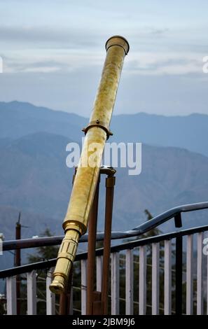 Ein großes Fernglas auf einem Hügel für Touristen in Laal Tibba Mussoorie, uttarakhand Indien. Stockfoto