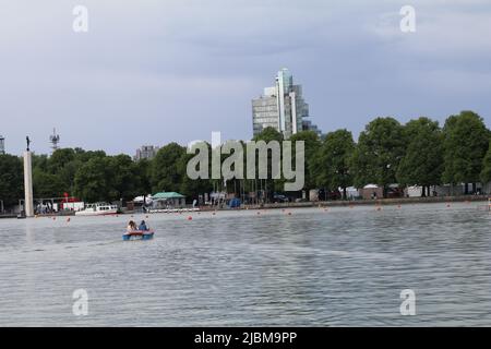 Hannover, Niedersachsen, Deutschland. 6.. Juni 2022. Touristen genießen den Sommer am Maschsee in Hannover, Deutschland. (Bild: © Tubal Sapkota/Pacific Press via ZUMA Press Wire) Stockfoto