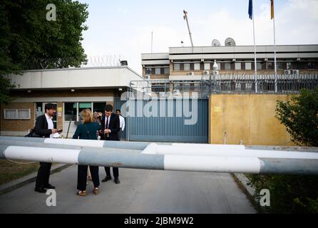 Islamabad, Pakistan. 07.. Juni 2022. Delegationsmitglieder stehen vor der deutschen Botschaft in Islamabad. Außenministerin Annalena Baerbock hat nach einem positiven Corona-Schnelltest kurz nach Beginn ihres Pakistanbesuchs alle weiteren Ernennungen abgesagt. Quelle: Bernd von Jutrczenka/dpa/Alamy Live News Stockfoto