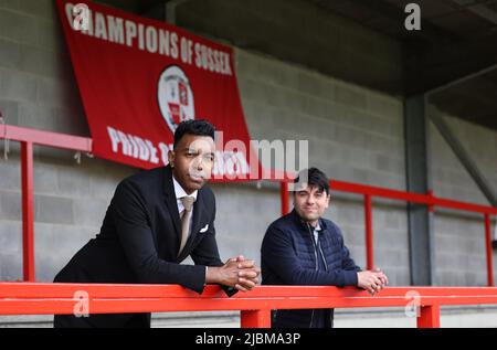 Crawley, Großbritannien. 7.. Juni 2022. Kevin Betsy, der neue Manager des Crawley Town Football Club, und sein Assistent Dan Micciche im Broadfield Stadium. Quelle: James Boardman/Alamy Live News Stockfoto