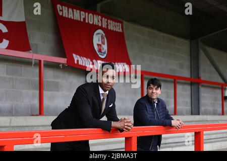 Crawley, Großbritannien. 7.. Juni 2022. Kevin Betsy, der neue Manager des Crawley Town Football Club, und sein Assistent Dan Micciche im Broadfield Stadium. Quelle: James Boardman/Alamy Live News Stockfoto