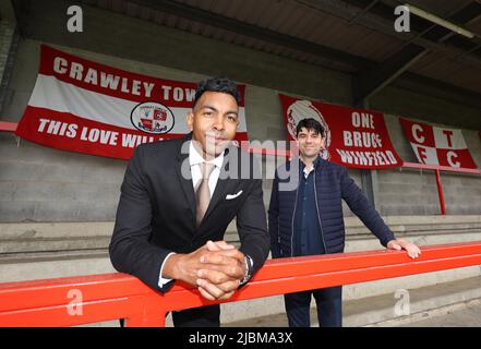 Crawley, Großbritannien. 7.. Juni 2022. Kevin Betsy, der neue Manager des Crawley Town Football Club, und sein Assistent Dan Micciche im Broadfield Stadium. Quelle: James Boardman/Alamy Live News Stockfoto