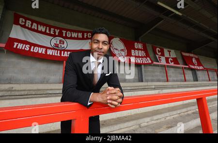 Crawley, Großbritannien. 7.. Juni 2022. Kevin Betsy, der neue Manager des Crawley Town Football Club, und sein Assistent Dan Micciche im Broadfield Stadium. Quelle: James Boardman/Alamy Live News Stockfoto