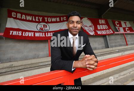 Crawley, Großbritannien. 7.. Juni 2022. Kevin Betsy, der neue Manager des Crawley Town Football Club, und sein Assistent Dan Micciche im Broadfield Stadium. Quelle: James Boardman/Alamy Live News Stockfoto