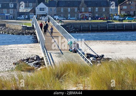 LOSSIEMOUTH MORAY SCHOTTLAND NEUE BRÜCKE ÜBER DEN FLUSS LOSSIE VOM EAST BEACH IN DIE STADT UND MARRAM GRAS AUF DEN DÜNEN Stockfoto