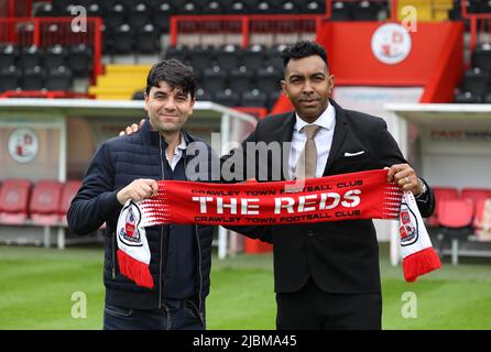 Crawley, Großbritannien. 7.. Juni 2022. Kevin Betsy, der neue Manager des Crawley Town Football Club, und sein Assistent Dan Micciche im Broadfield Stadium. Quelle: James Boardman/Alamy Live News Stockfoto