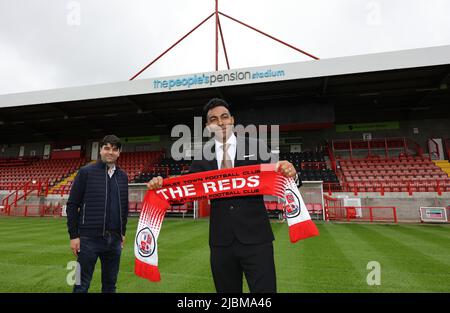 Crawley, Großbritannien. 7.. Juni 2022. Kevin Betsy, der neue Manager des Crawley Town Football Club, und sein Assistent Dan Micciche im Broadfield Stadium. Quelle: James Boardman/Alamy Live News Stockfoto